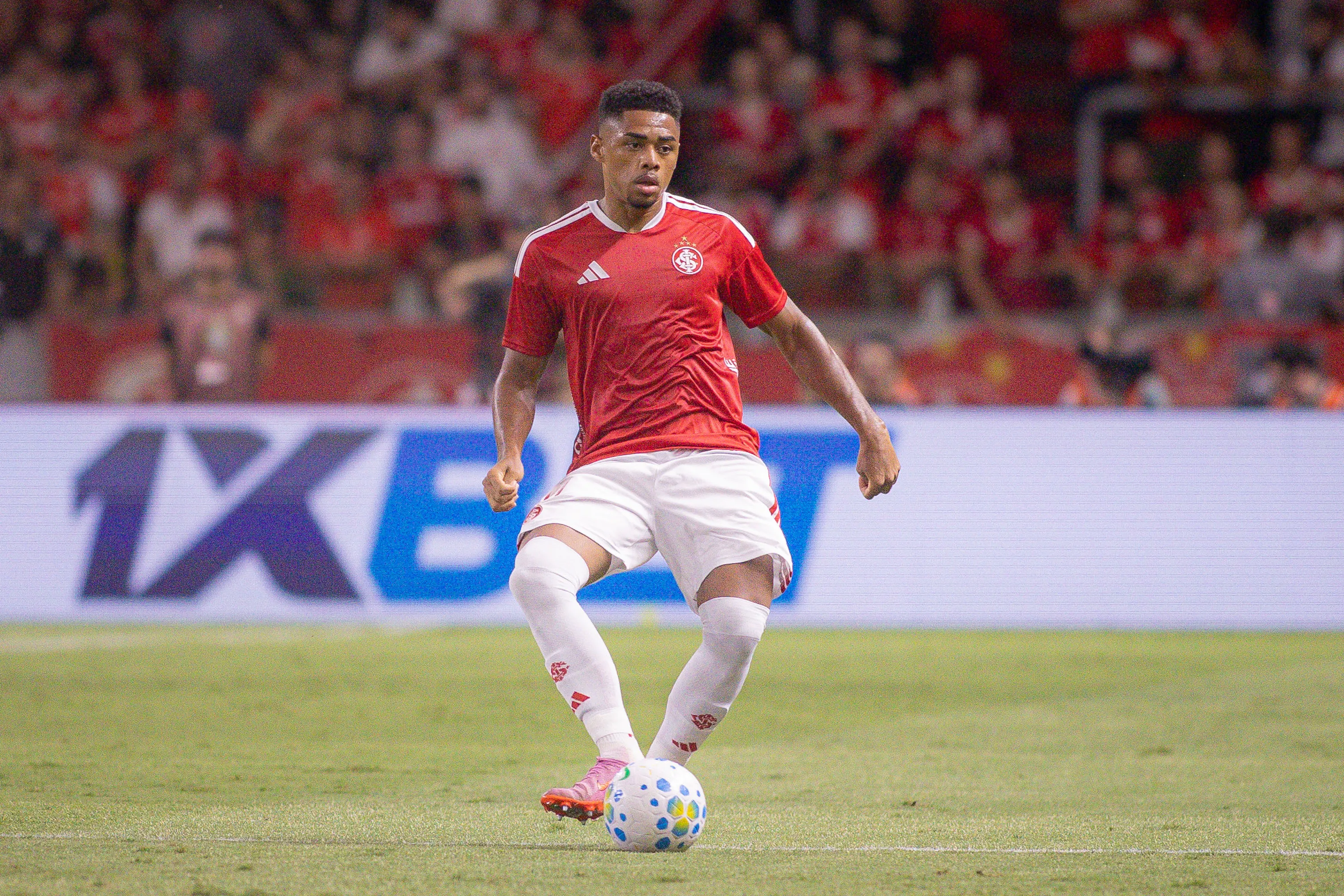 RS – PORTO ALEGRE – 12/02/2026 – BRASILEIRO A 2026, INTERNACIONAL X PALMEIRAS – Victor Gabriel jogador do Internacional durante partida contra o Palmeiras no estadio Beira-Rio pelo campeonato Brasileiro A 2026. Foto: Maxi Franzoi/AGIF