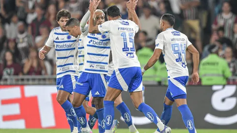 Fabricio Bruno jogador do Cruzeiro comemora seu gol com jogadores do seu time durante partida contra o Fluminense no estadio Maracana pelo campeonato Brasileiro A 2025. Foto: Thiago Ribeiro/AGIF