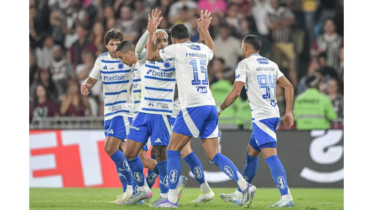 Fabricio Bruno jogador do Cruzeiro comemora seu gol com jogadores do seu time durante partida contra o Fluminense no estadio Maracana pelo campeonato Brasileiro A 2025. Foto: Thiago Ribeiro/AGIF