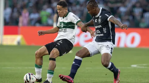 Wallisson jogador do Coritiba disputa lance com Eduardo Melo jogador do Remo durante partida no estadio Couto Pereira pelo campeonato Brasileiro B 2025. Foto: Hedeson Alves/AGIF