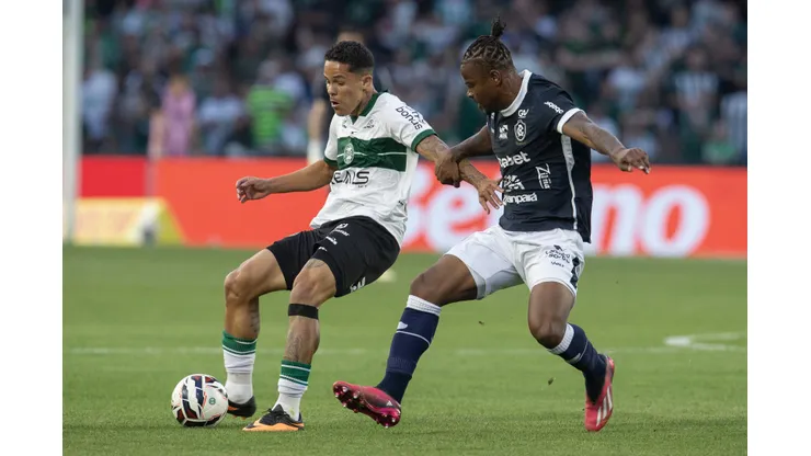 Wallisson jogador do Coritiba disputa lance com Eduardo Melo jogador do Remo durante partida no estadio Couto Pereira pelo campeonato Brasileiro B 2025. Foto: Hedeson Alves/AGIF