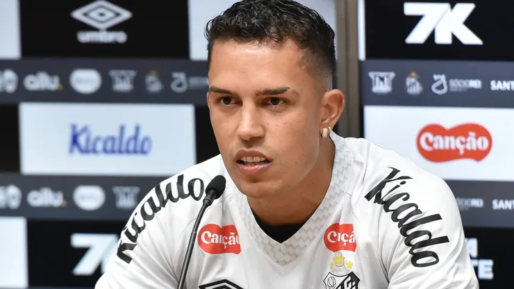 Igor Vinícius durante sua apresentação oficial como jogador do Santos em coletiva de imprensa realizada no Vila Belmiro. Foto: Jota Erre/AGIF
