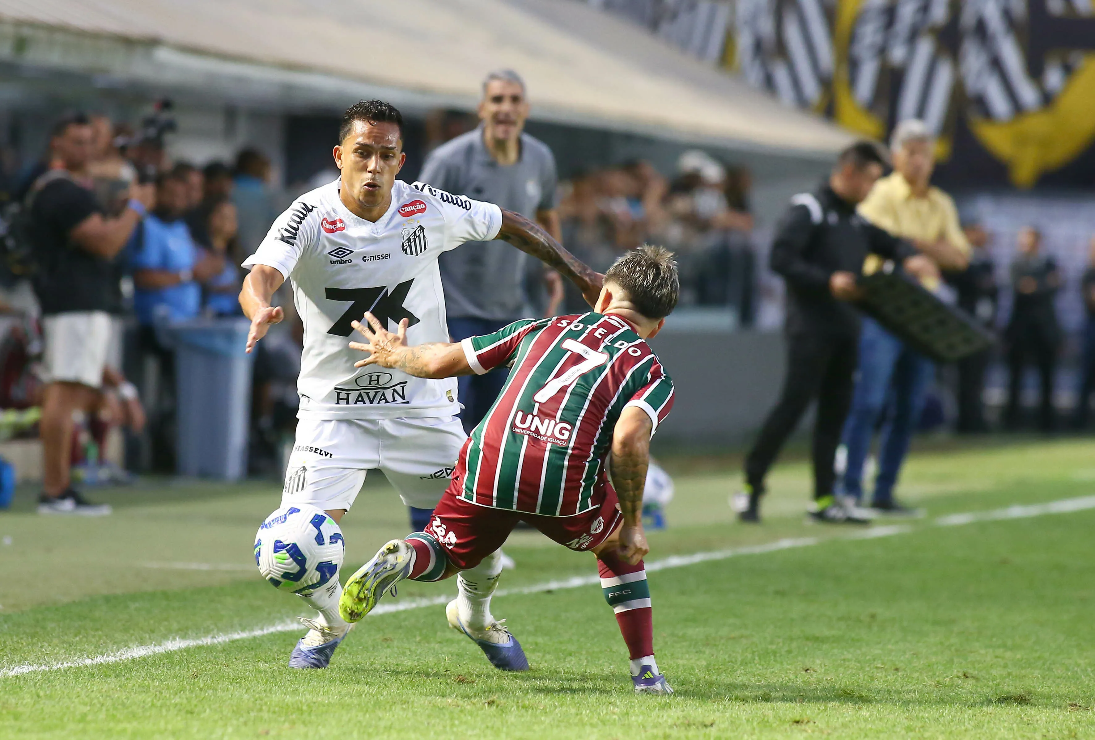 SP – SANTOS – 31/08/2025 – BRASILEIRO A 2025, SANTOS X FLUMINENSE – Igor Vinicius jogador do Santos durante partida contra o Fluminense no estadio Vila Belmiro pelo campeonato Brasileiro A 2025. Foto: Mauricio De Souza/AGIF