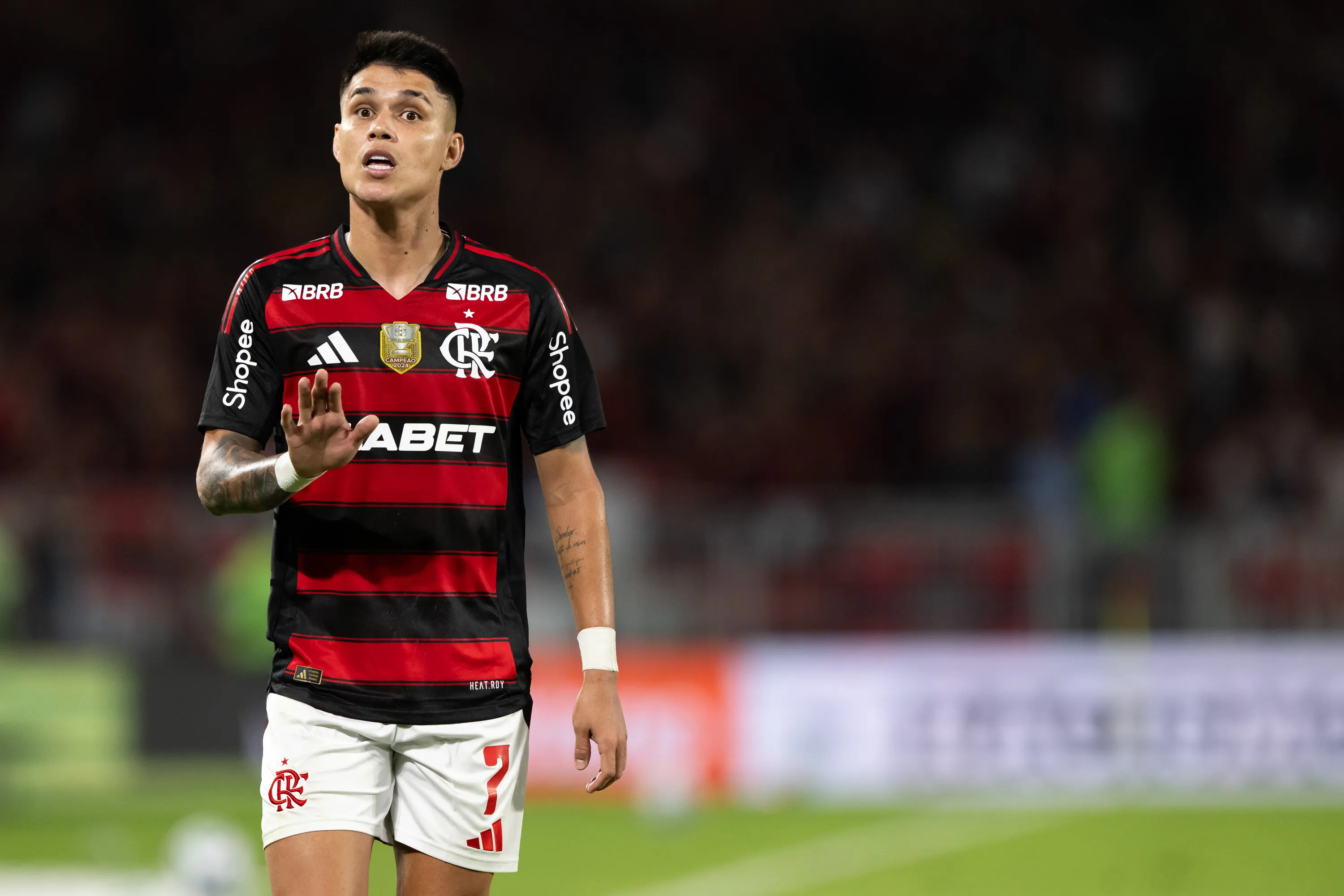 Luiz Araujo jogador do Flamengo durante partida contra o Sao Paulo no estadio Maracana pelo campeonato Brasileiro A 2025. Foto: Jorge Rodrigues/AGIF