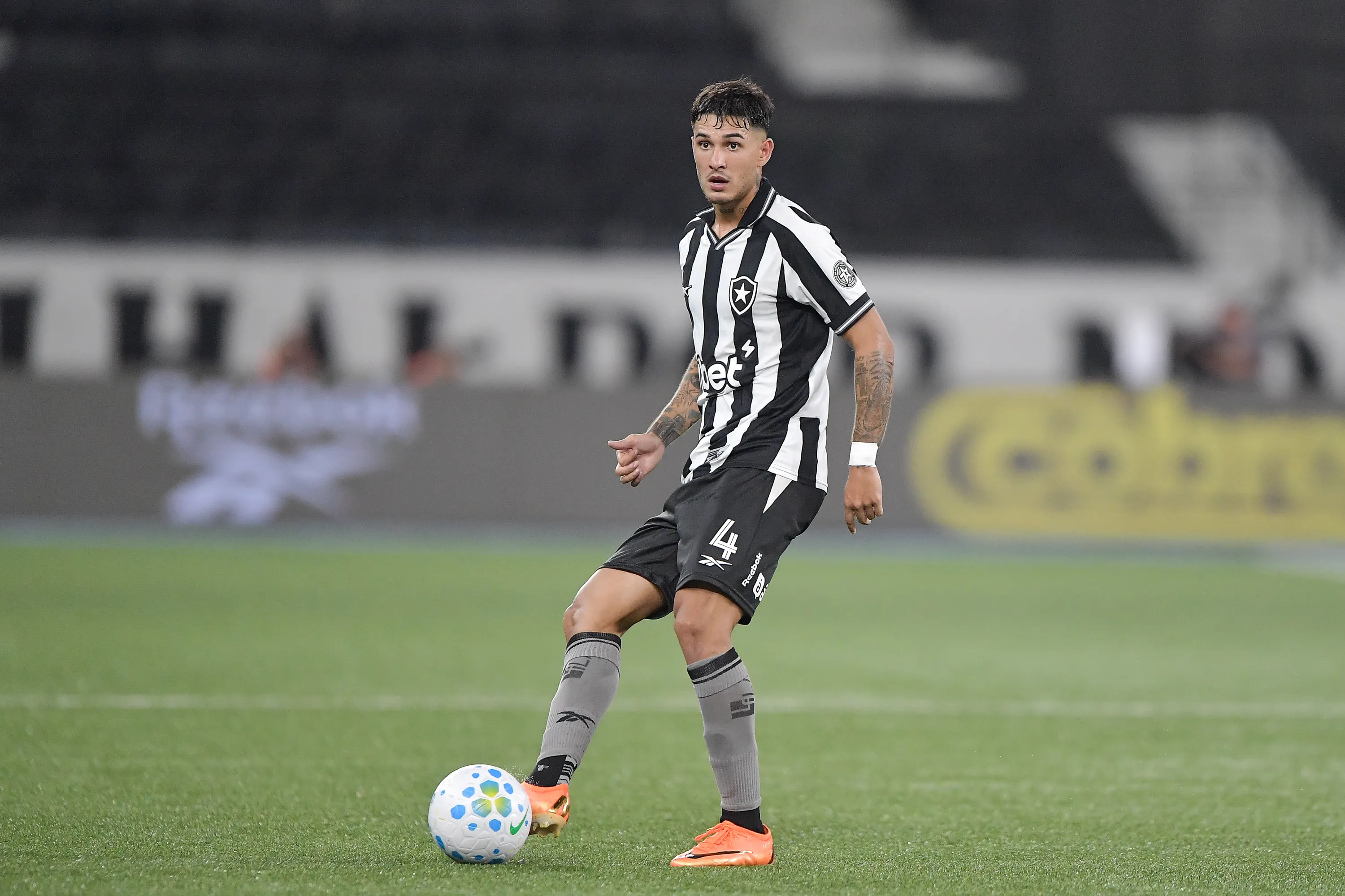 Mateo Ponte pode reforçar o Botafogo contra o Flamengo – Foto: Thiago Ribeiro/AGIF.