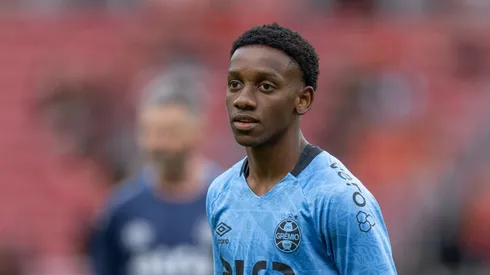 Gabriel Mec jogador do Grêmio durante partida contra o Internacional no estádio Beira-Rio pelo campeonato Brasileiro A 2025. Foto: Liamara Polli/AGIF