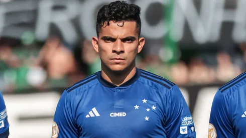 Bruno Rodrigues jogador do Cruzeiro durante execução do hino nacional antes da partida contra o Coritiba no estádio Durival de Britto pelo campeonato Brasileiro A 2023. Foto: Robson Mafra/AGIF