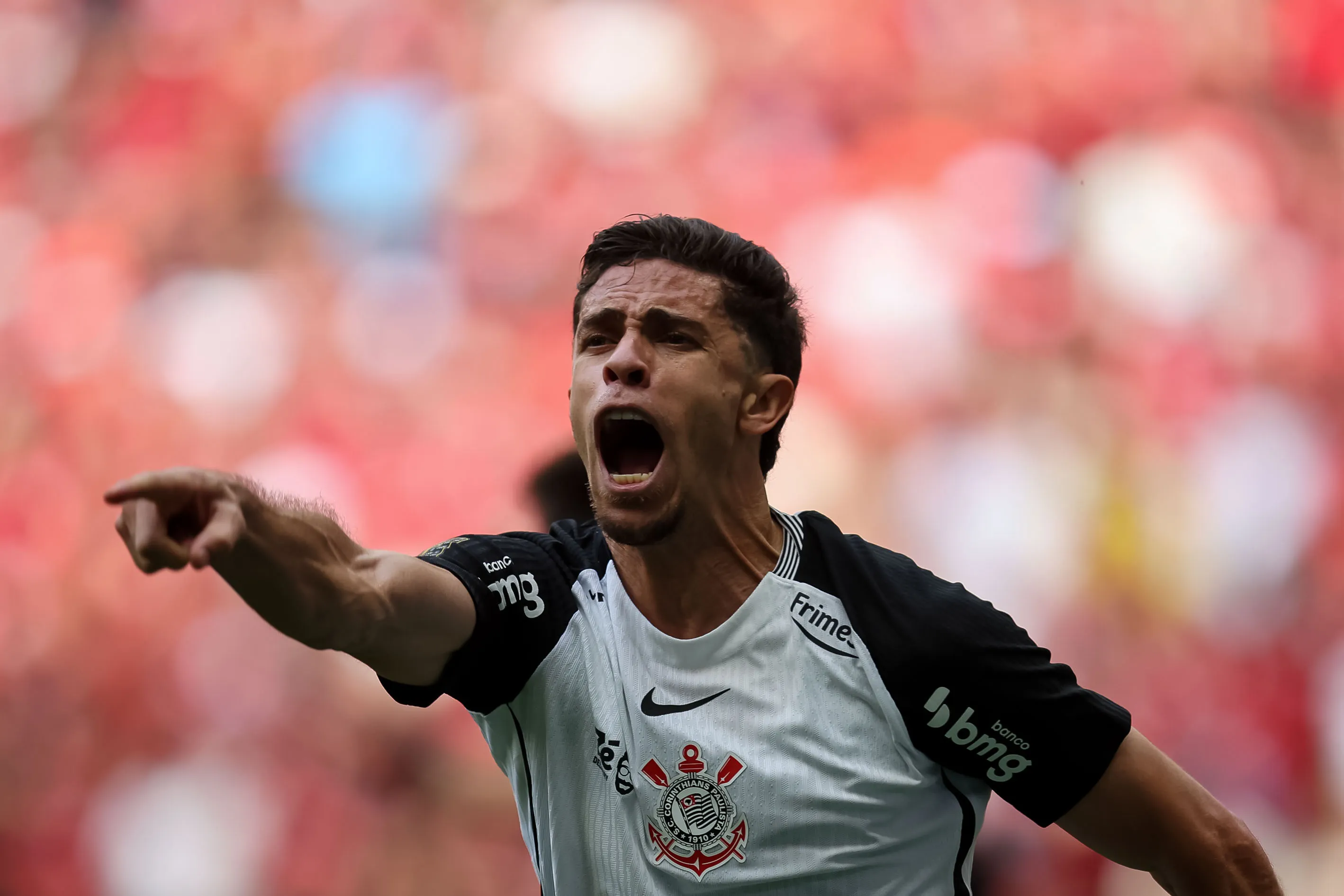 Gabriel Paulista comemorando gol durante partida contra o Flamengo na Super Copa de 2026. Foto: Mateus Bonomi/AGIF