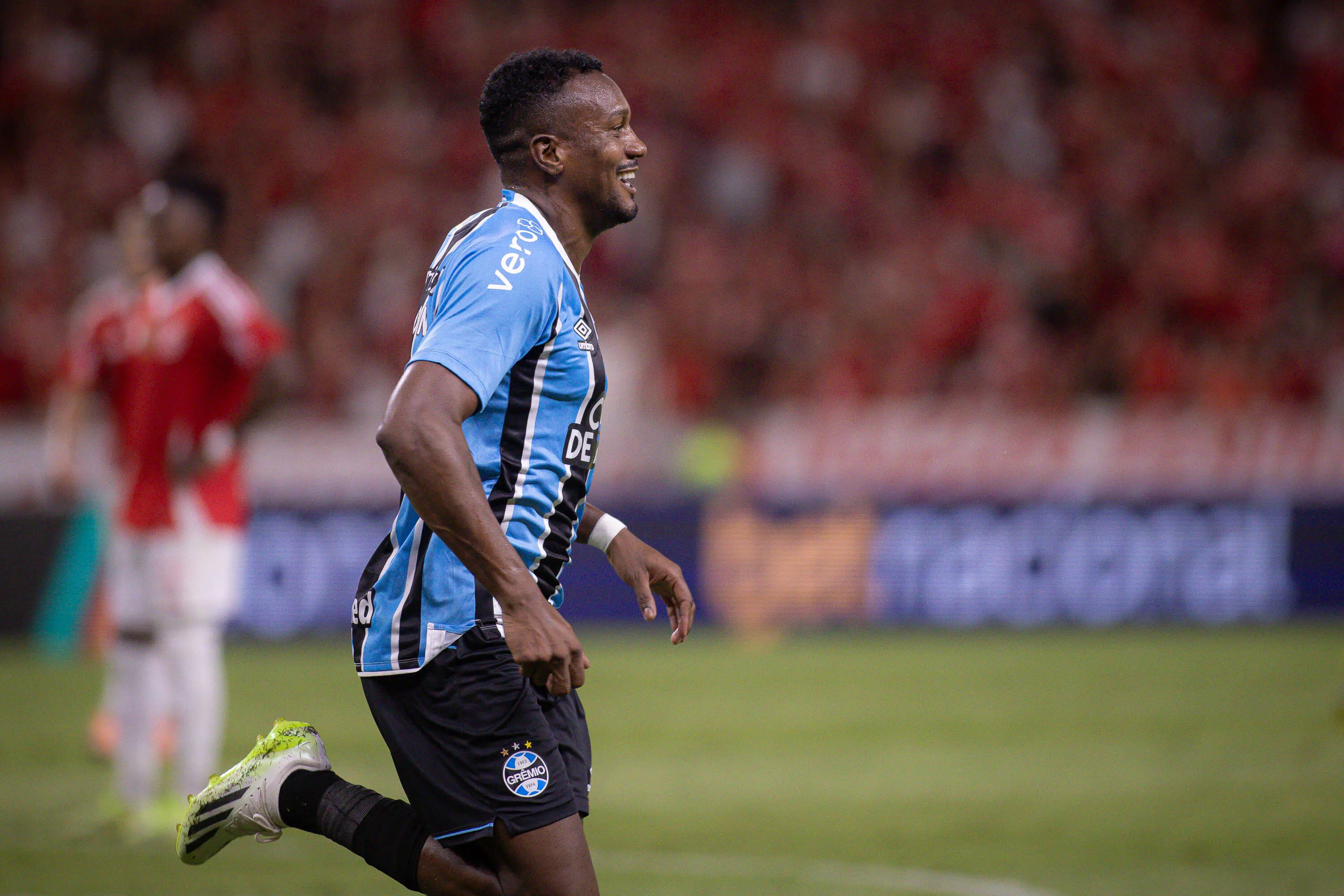 Edenílson comemorando seu gol em Internacional x Grêmio pelo campeonato Gaucho 2026. Foto: Maxi Franzoi/AGIF