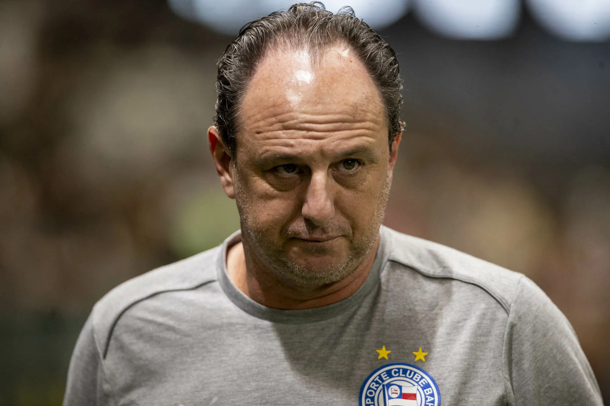 Rogério Ceni durante partida contra o Atlético-MG no Campeonato Brasileiro de 2025. Foto: Fernando Moreno/AGIF