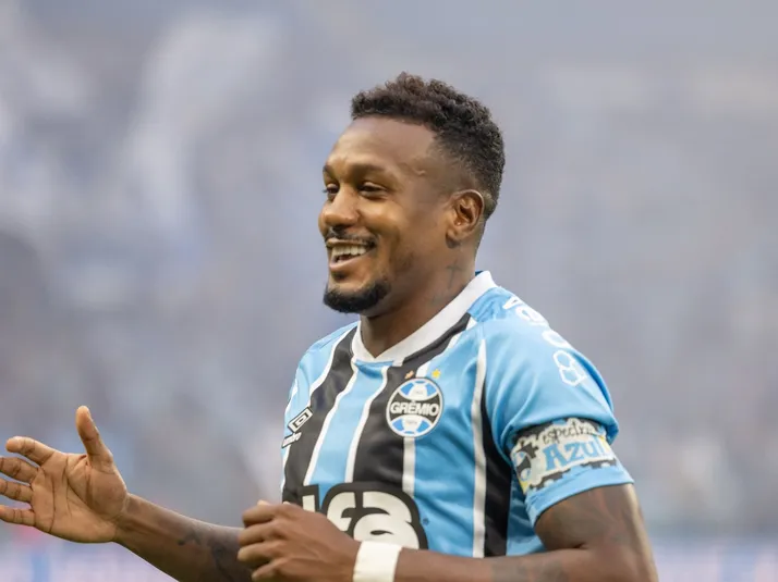 Botafogo se aproxima de Edenilson, de saída do Grêmio