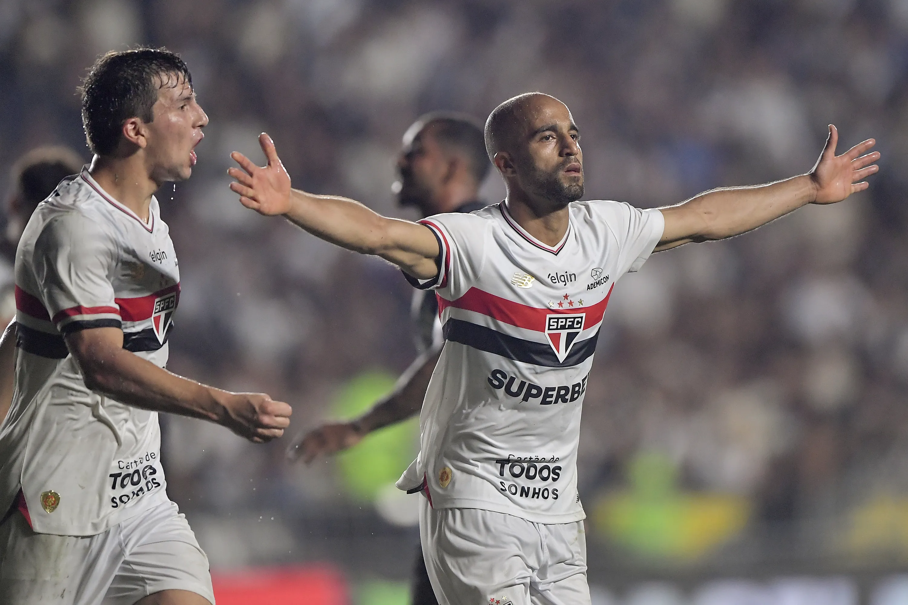 Lucas Moura jogador do Sao Paulo comemora seu gol durante partida contra o Vasco no estadio Sao Januario pelo campeonato Brasileiro A 2025. Foto: Thiago Ribeiro/AGIF