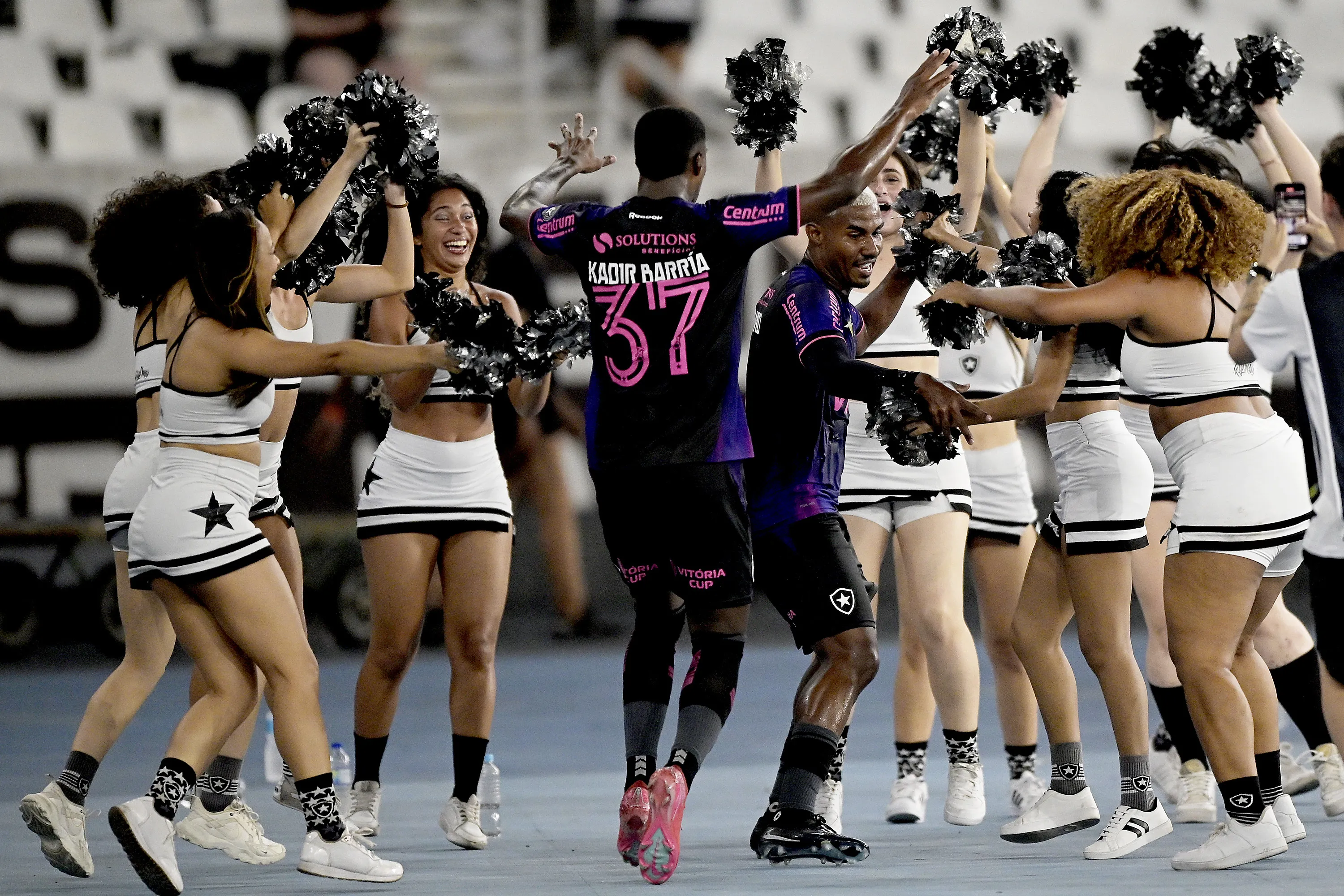 Cuiabano jogador do Botafogo comemora seu gol durante partida contra o Gremio no estadio Engenhao pelo campeonato Brasileiro A 2025. Foto: Alexandre Loureiro/AGIF