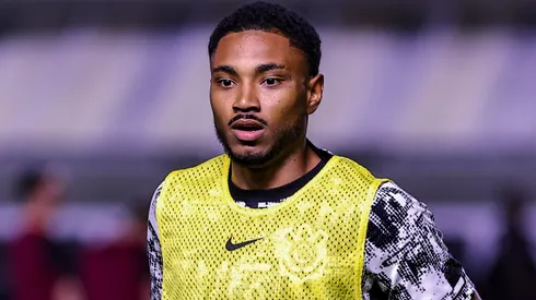 Vitinho durante confronto contra o Bahia no Brasileirão de 2026.