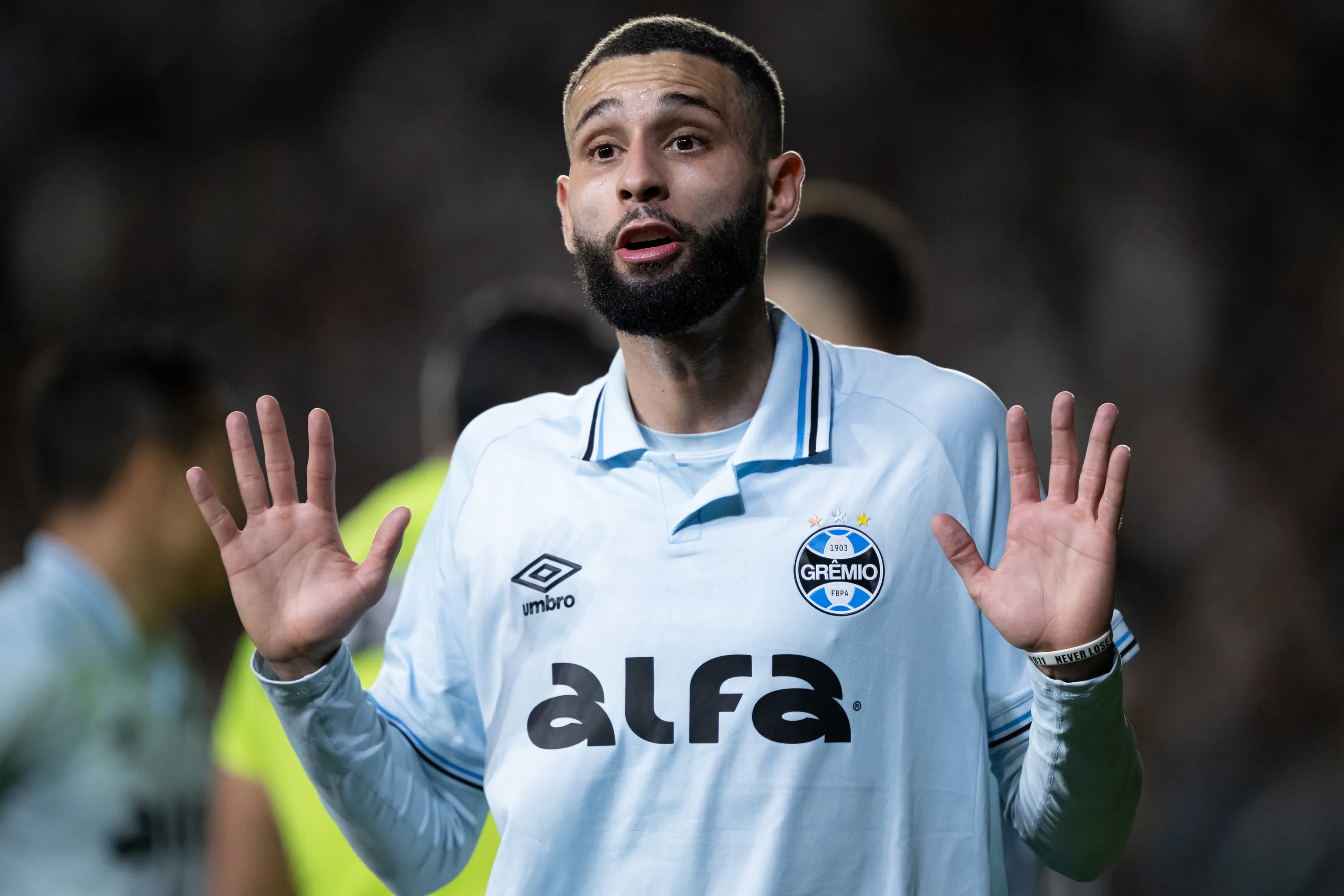 RJ – RIO DE JANEIRO – 19/07/2025 – BRASILEIRO A 2025, VASCO X GREMIO – Wagner Leonardo jogador do Gremio reclama com a arbitragem durante partida contra o Vasco no estAdio Sao Januario pelo campeonato Brasileiro A 2025. Foto: Jorge Rodrigues/AGIF