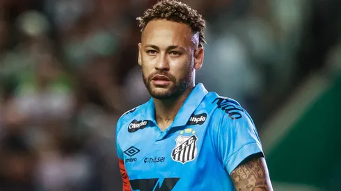 Neymar durante confronto contra o Juventude no Brasileirão de 2025.