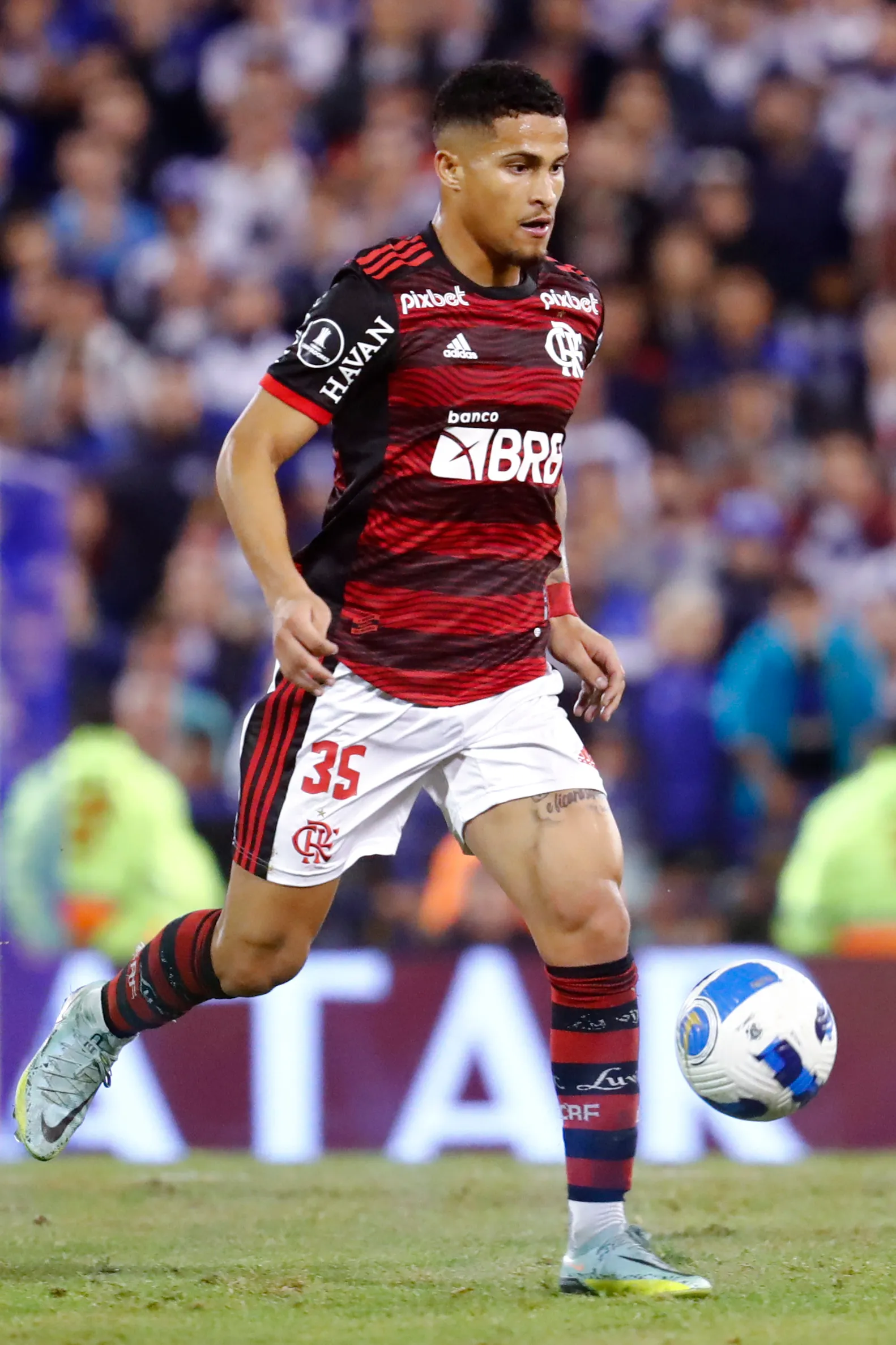 BUENOS AIRES, ARGENTINA – AUGUST 31: Joao Gomes of Flamengo controls the ball during a Copa CONMEBOL Libertadores 2022 first-leg semifinal match between Velez and Flamengo at Jose Amalfitani Stadium on August 31, 2022 in Buenos Aires, Argentina. (Photo by Marcos Brindicci/Getty Images)