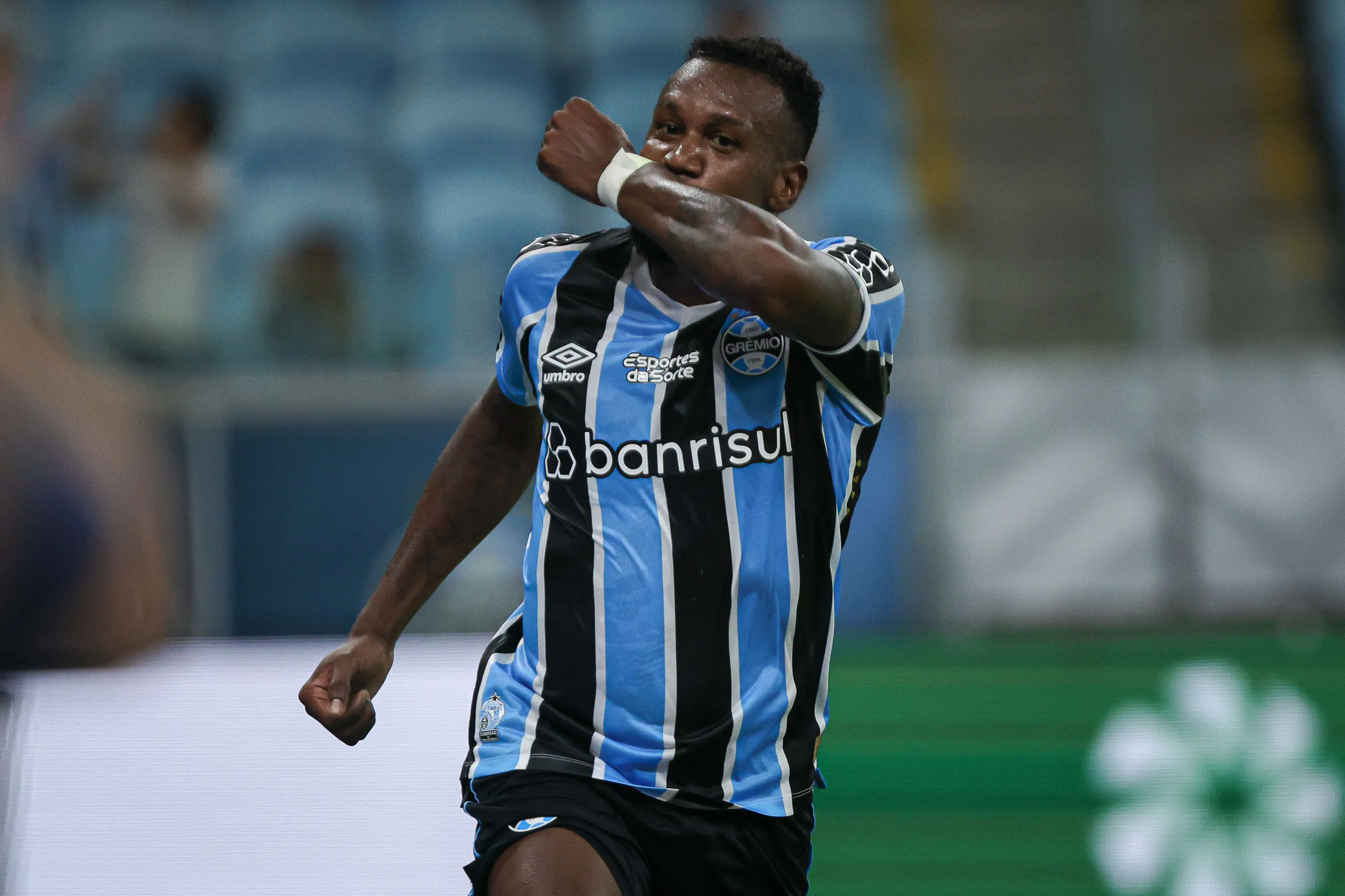Edenilson jogador do Gremio comemora seu gol durante partida contra o Caxias no estadio Arena do Gremio pelo campeonato Gaucho 2025. Foto: Maxi Franzoi/AGIF
