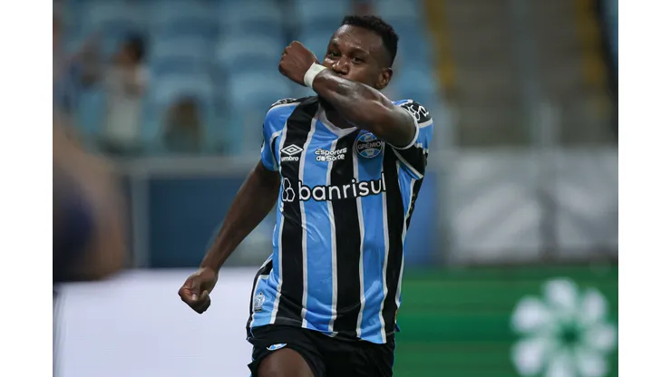 Edenilson jogador do Gremio comemora seu gol durante partida contra o Caxias no estadio Arena do Gremio pelo campeonato Gaucho 2025. Foto: Maxi Franzoi/AGIF