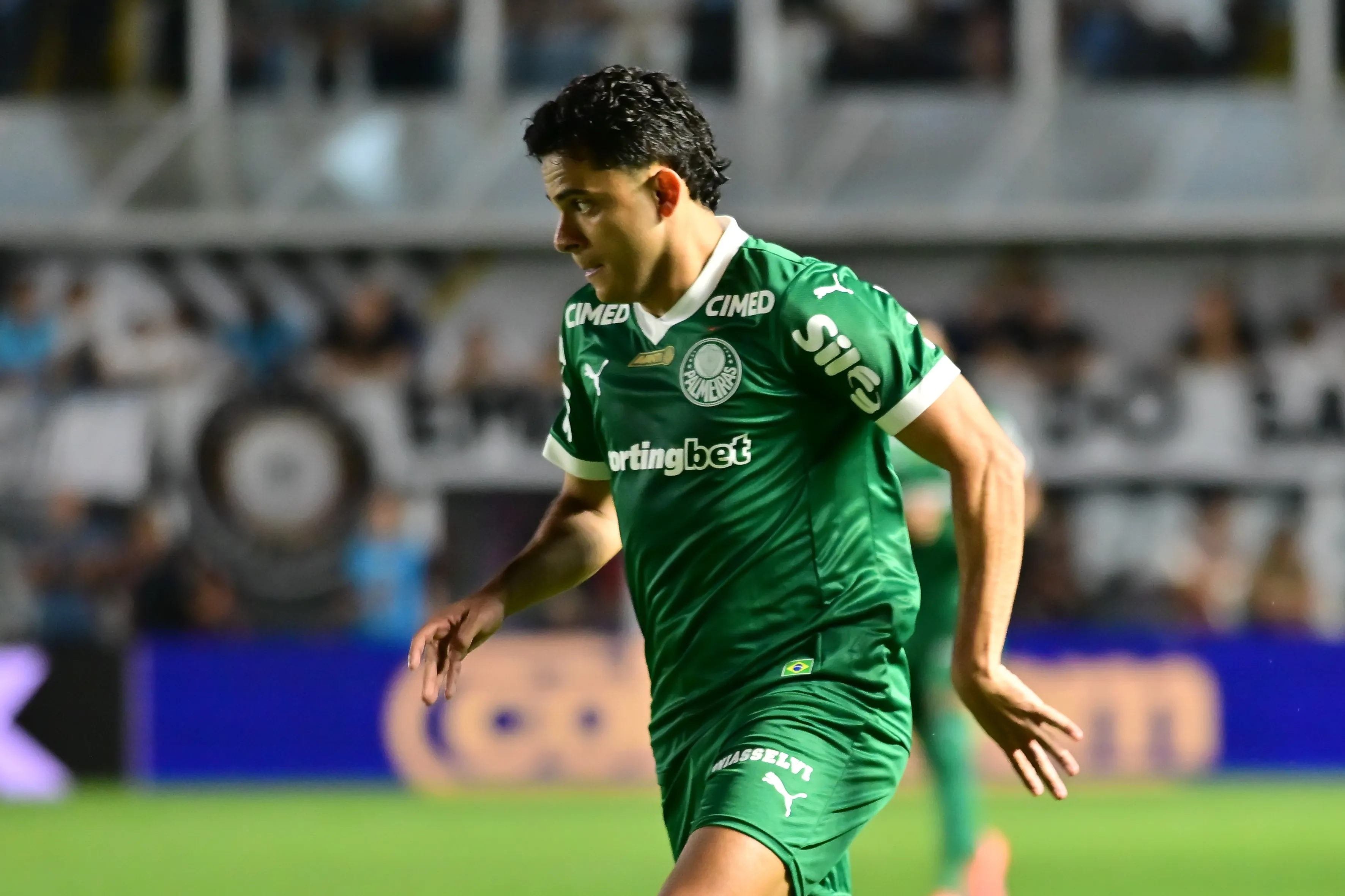 Bruno Rodrigues jogador do Palmeiras durante partida contra o Santos no estadio Vila Belmiro pelo campeonato Brasileiro A 2025. Foto: Jota Erre/AGIF