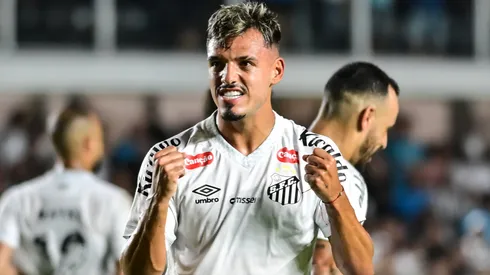 Gabriel Menino jogador do Santos comemora seu gol durante partida contra o Velo Clube no estadio Vila Belmiro pelo campeonato Paulista 2026. Foto: Jota Erre/AGIF