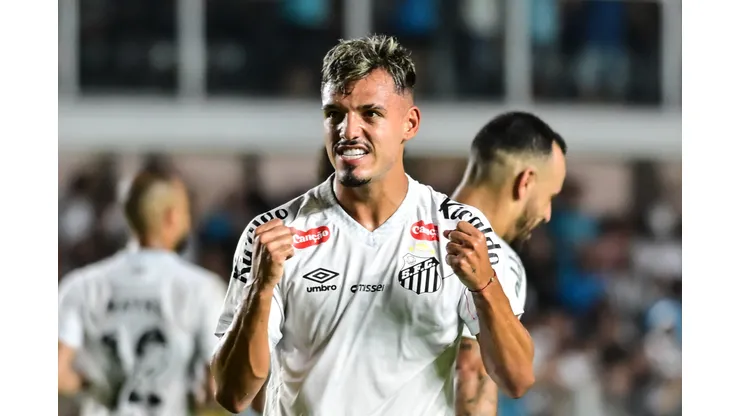 Gabriel Menino jogador do Santos comemora seu gol durante partida contra o Velo Clube no estadio Vila Belmiro pelo campeonato Paulista 2026. Foto: Jota Erre/AGIF