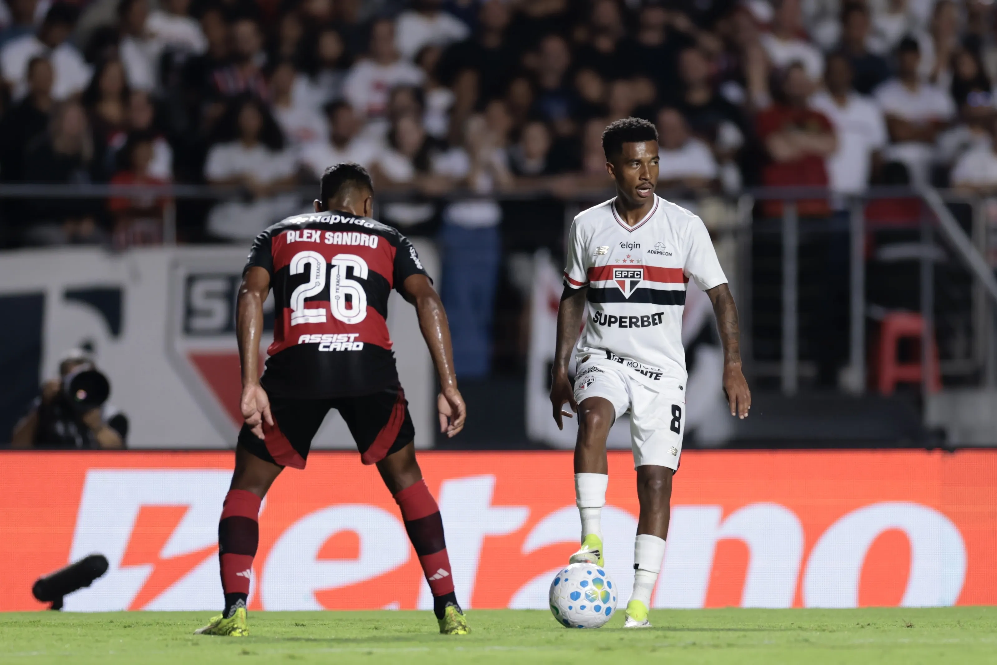 Marcos Antonio jogador do Sao Paulo disputa lance com Alex Sandro jogador do Flamengo durante partida no estadio Morumbi pelo campeonato Brasileiro A 2026. Foto: Marcello Zambrana/AGIF
