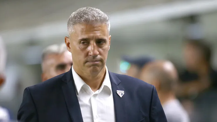 Hernán Crespo técnico do São Paulo durante partida contra o Santos no estádio Vila Belmiro pelo campeonato Brasileiro A 2026. Foto: Mauricio De Souza/AGIF