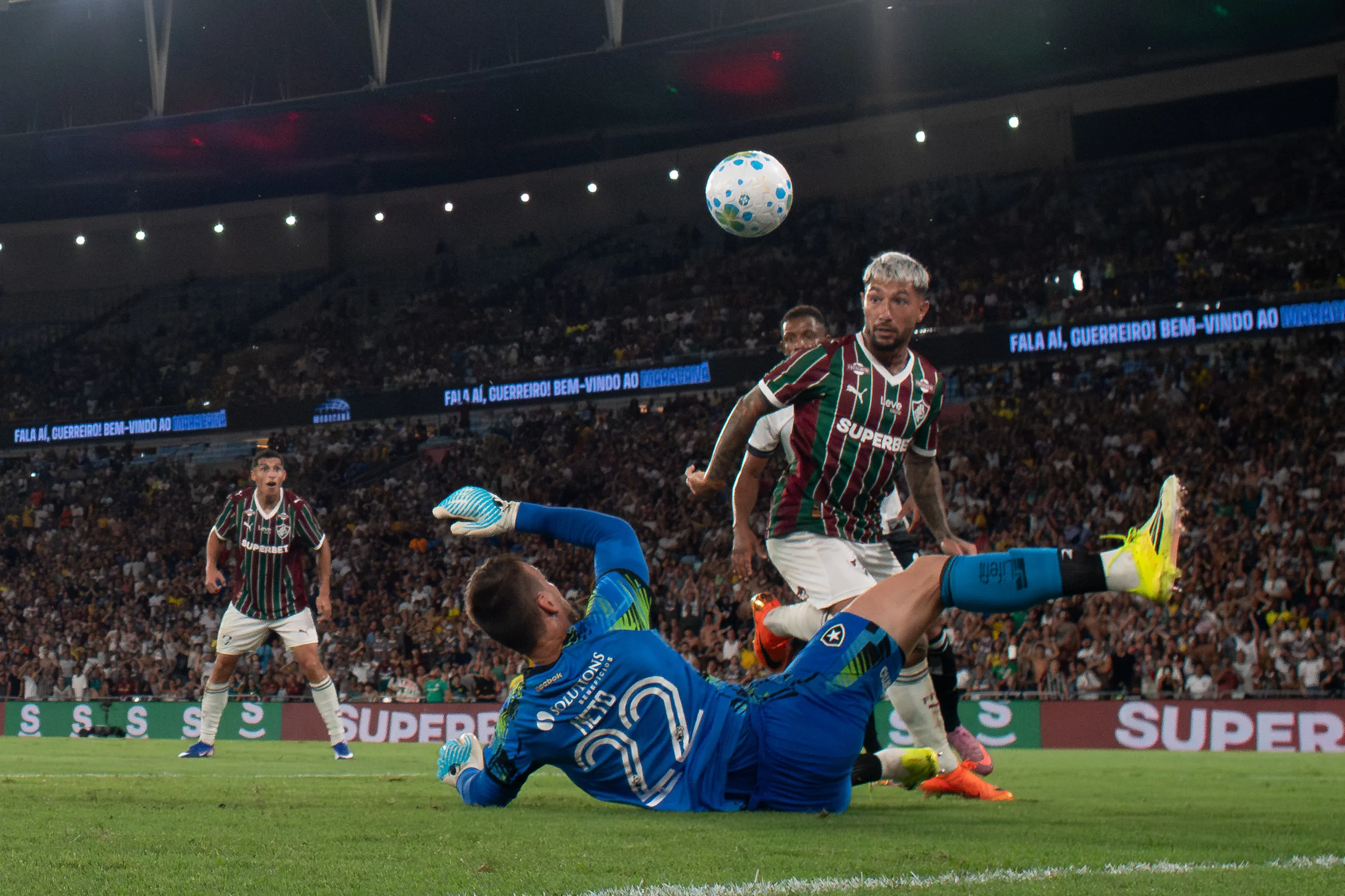 Lucho Acosta jogador do Fluminense e Neto goleiro do Botafogo no lance do gol durante partida no estadio Maracana pelo campeonato Brasileiro A 2026. Foto: Jorge Rodrigues/AGIF