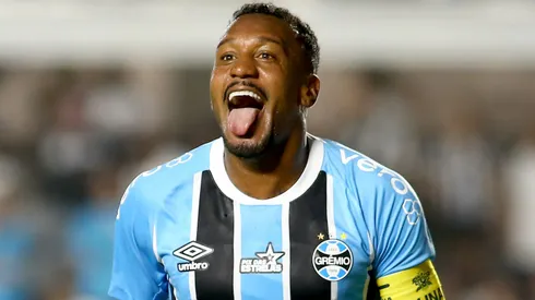 Edenílson durante confronto entre Santos e Grêmio no Brasileirão de 2025.