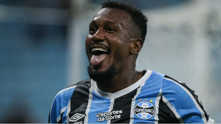 Edenílson durante partida contra o Caxias no Campeonato Gaúcho de 2025.