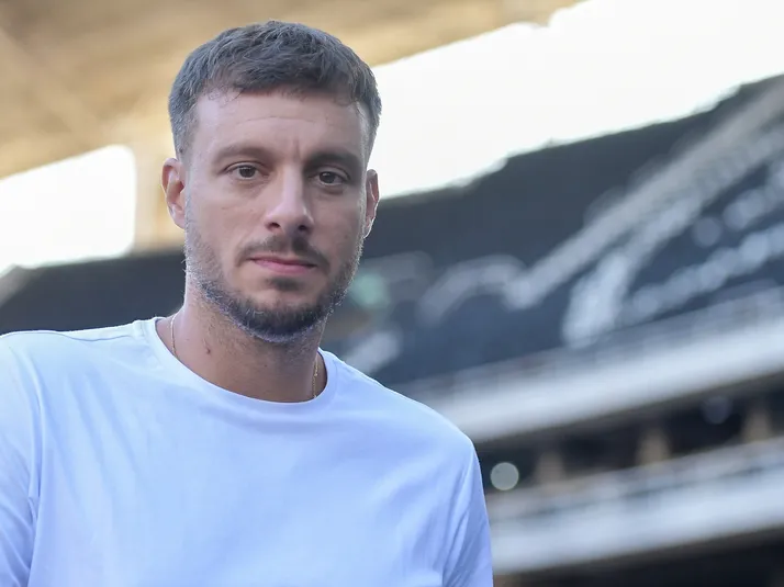 Anselmi aprova e Botafogo pode fechar com Paulo Otávio, lateral do Al-Sadd