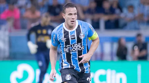 Arthur em campo pelo Grêmio contra o Juventude