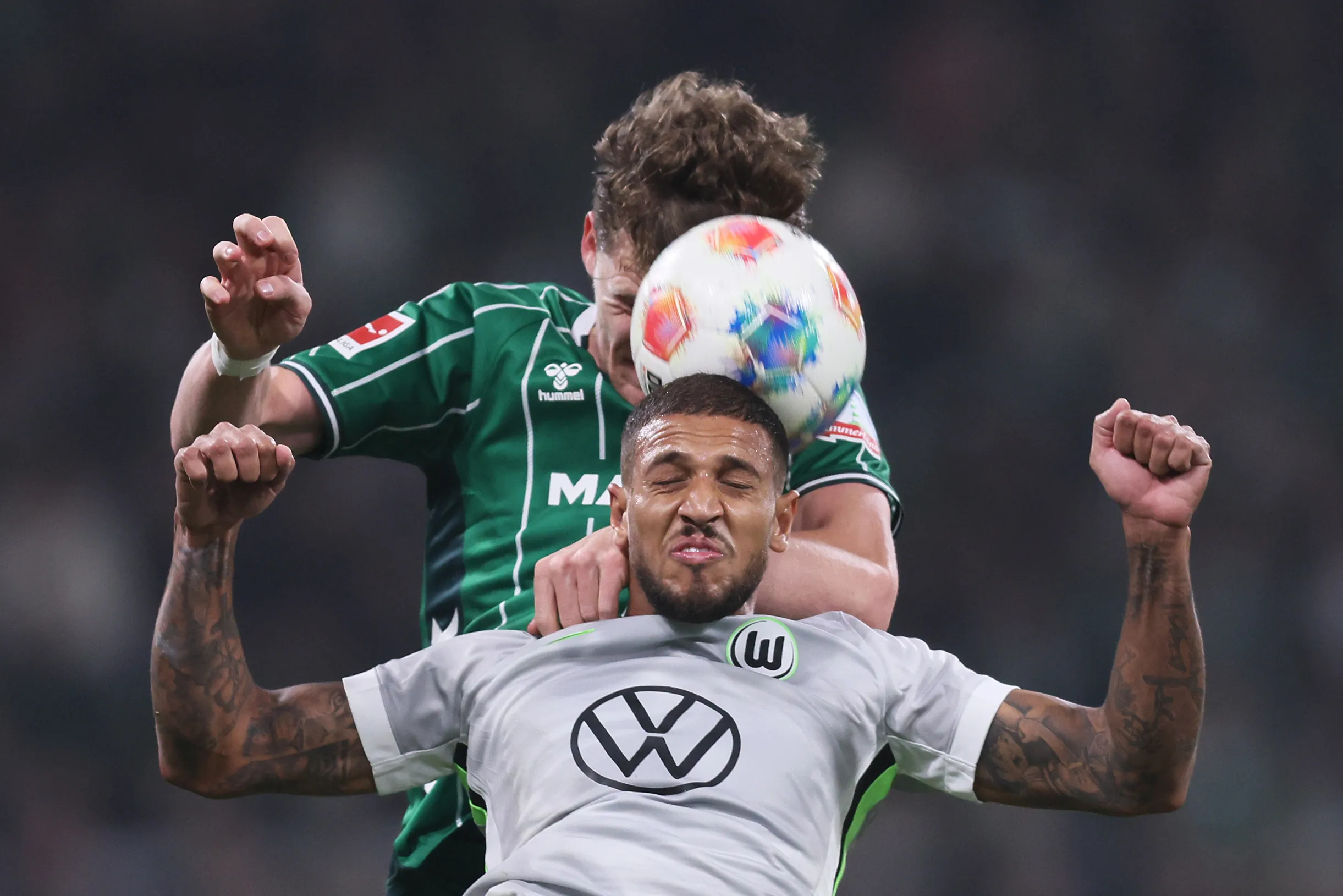 BREMEN, GERMANY – NOVEMBER 07: Amos Pieper of Werder Bremen and Vinicius Souza of VfL Wolfsburg challenge for an aerial ball during the Bundesliga match between SV Werder Bremen and VfL Wolfsburg at the Weserstadion on November 07, 2025 in Bremen, Germany. (Photo by Selim Sudheimer/Getty Images)