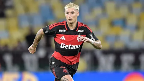 Varela se recupera de problema no tornozelo e deve ser relacionado pelo Flamengo
