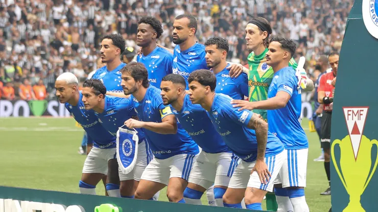 Jogadores do Cruzeiro durante entrada em campo para partida contra o Atletico no estadio Arena MRV pelo campeonato Mineiro 2026. Foto: Gilson Lobo/AGIF