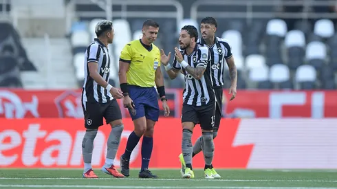 Alex Telles jogador do Botafogo reclama com a arbitragem durante partida contra o Flamengo no estadio Engenhao pelo campeonato Carioca 2026. Foto: Thiago Ribeiro/AGIF