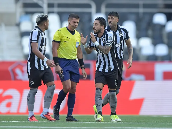 Lance polêmico em Botafogo x Flamengo tem análise divulgada