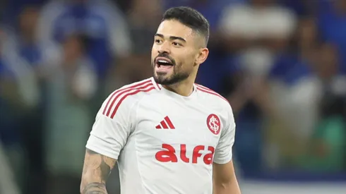 Bruno Tabata jogador do Internacional comemora seu gol durante partida contra o Cruzeiro no estadio Mineirao pelo campeonato Brasileiro A 2025. Foto: Gilson Lobo/AGIF