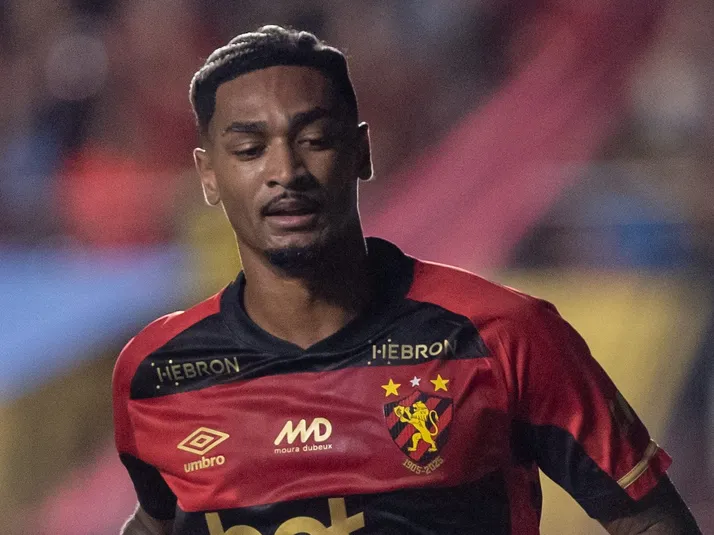 Derik Lacerda, alvo do Coritiba, irá jogar na Rússia