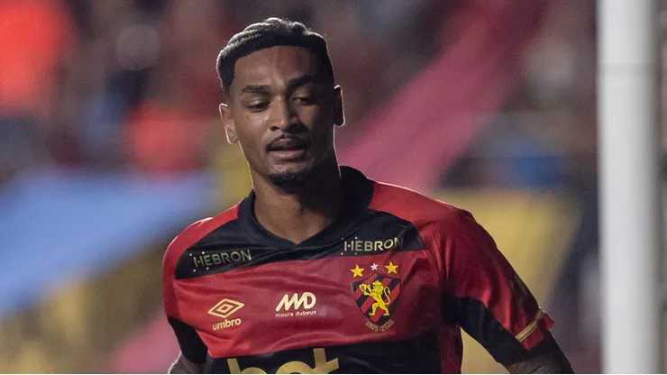 Derik Lacerda jogador do Sport comemora seu gol durante partida contra o Mirassol no estadio Ilha do Retiro pelo campeonato Brasileiro A 2025. Foto: Rafael Vieira/AGIF