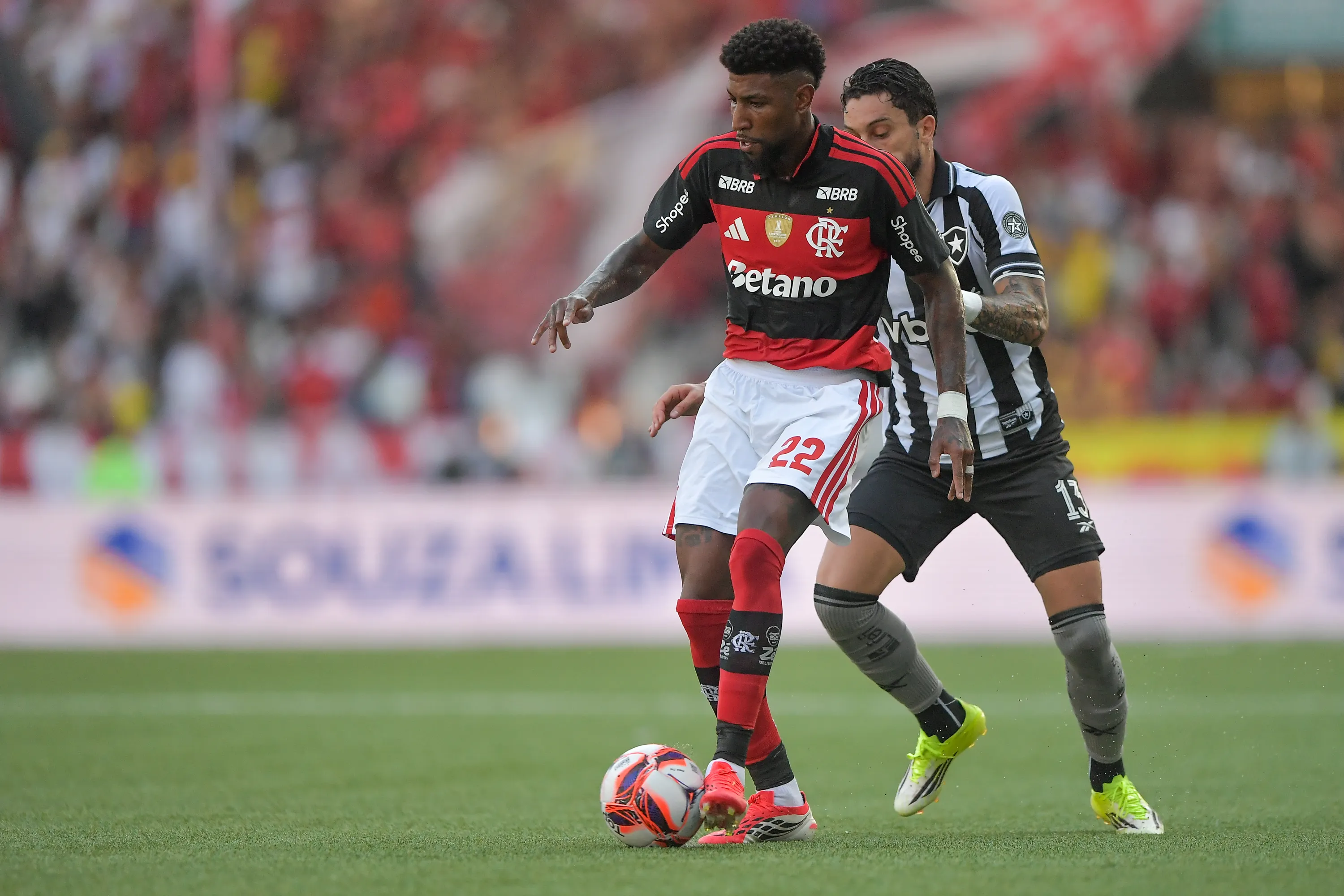 RJ – RIO DE JANEIRO – 15/02/2026 – CARIOCA 2026, BOTAFOGO X FLAMENGO – Emerson Royal jogador do Flamengo durante partida contra o Botafogo no estadio Engenhao pelo campeonato Carioca 2026. Foto: Thiago Ribeiro/AGIF