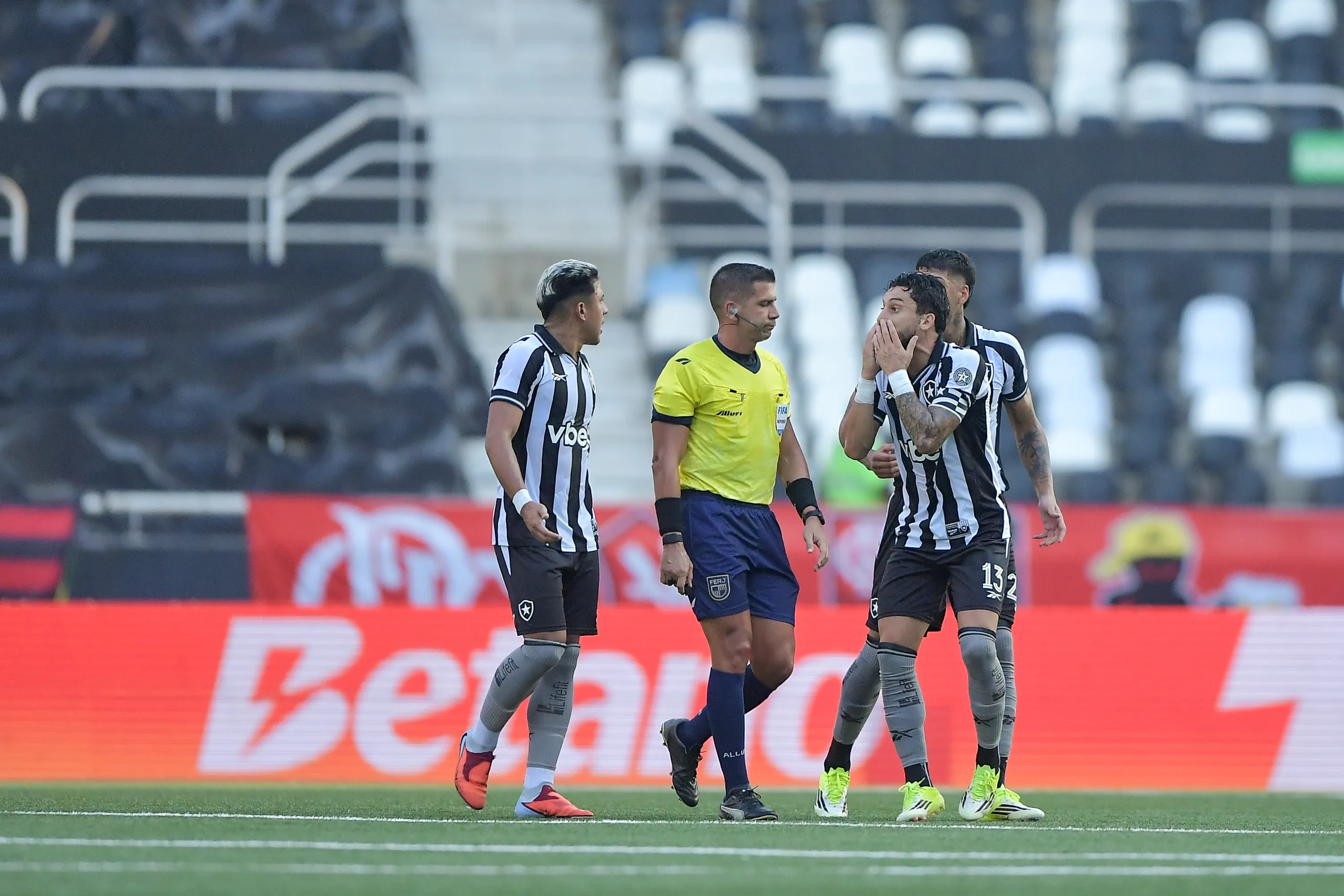 RJ – RIO DE JANEIRO – 15/02/2026 – CARIOCA 2026, BOTAFOGO X FLAMENGO – Alex Telles jogador do Botafogo reclama com a arbitragem durante partida contra o Flamengo no estadio Engenhao pelo campeonato Carioca 2026. Foto: Thiago Ribeiro/AGIF