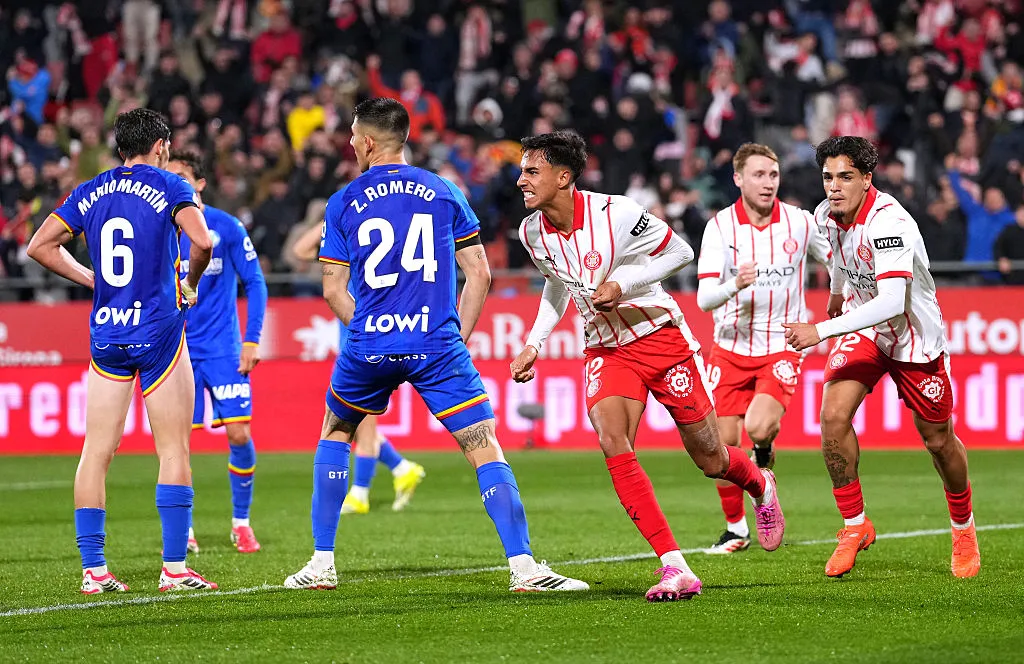 Vitor Reis comemora gol marcado pelo Girona. (Photo by Alex Caparros/Getty Images)