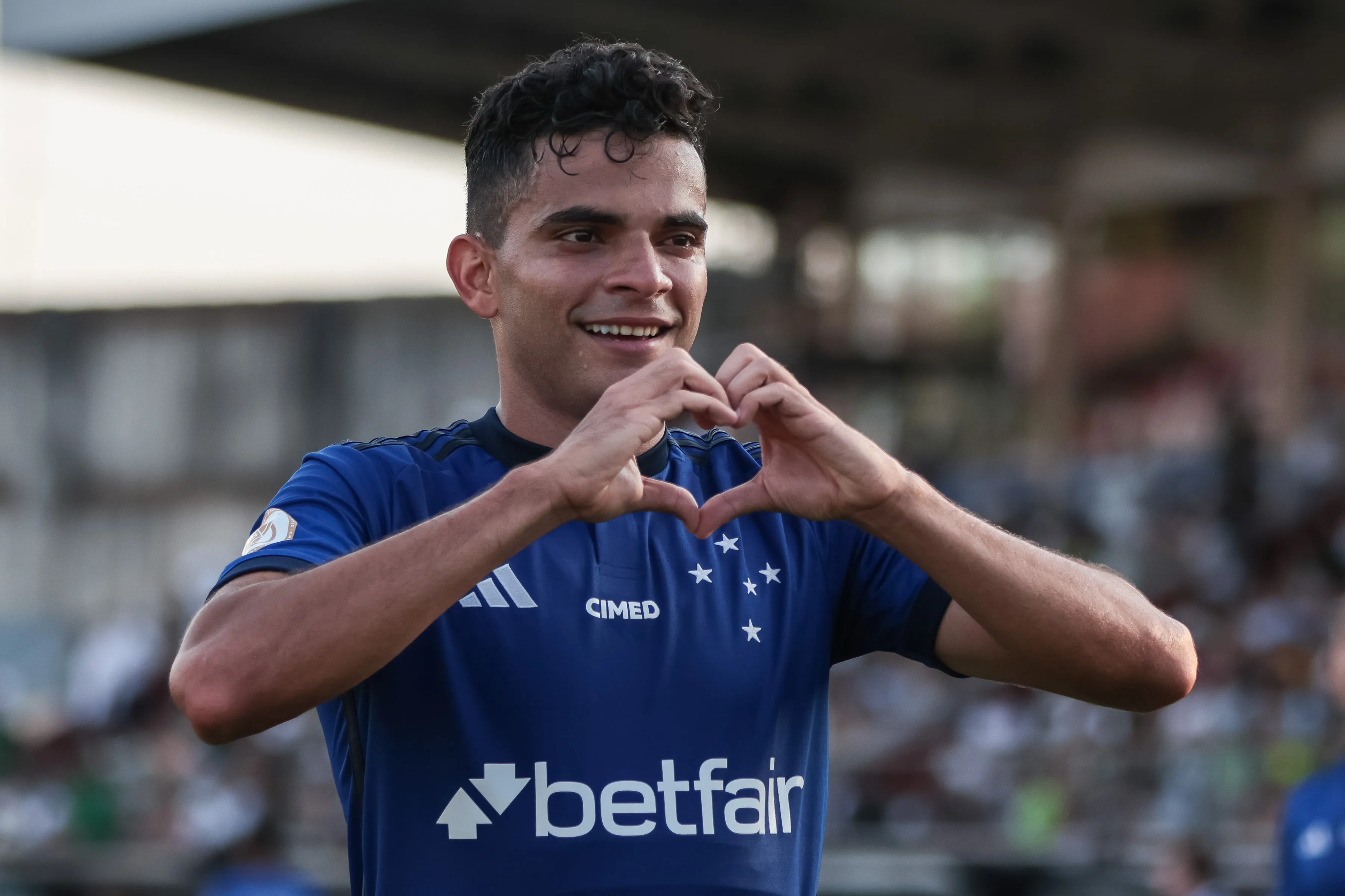 PR – CURITIBA – 11/11/2023 – BRASILEIRO A 2023, CORITIBA X CRUZEIRO – Bruno Rodrigues jogador do Cruzeiro comemora gol, antes de ser anulado pela arbitragem, durante partida contra o Coritiba no estadio Durival de Britto pelo campeonato Brasileiro A 2023. Foto: Robson Mafra/AGIF