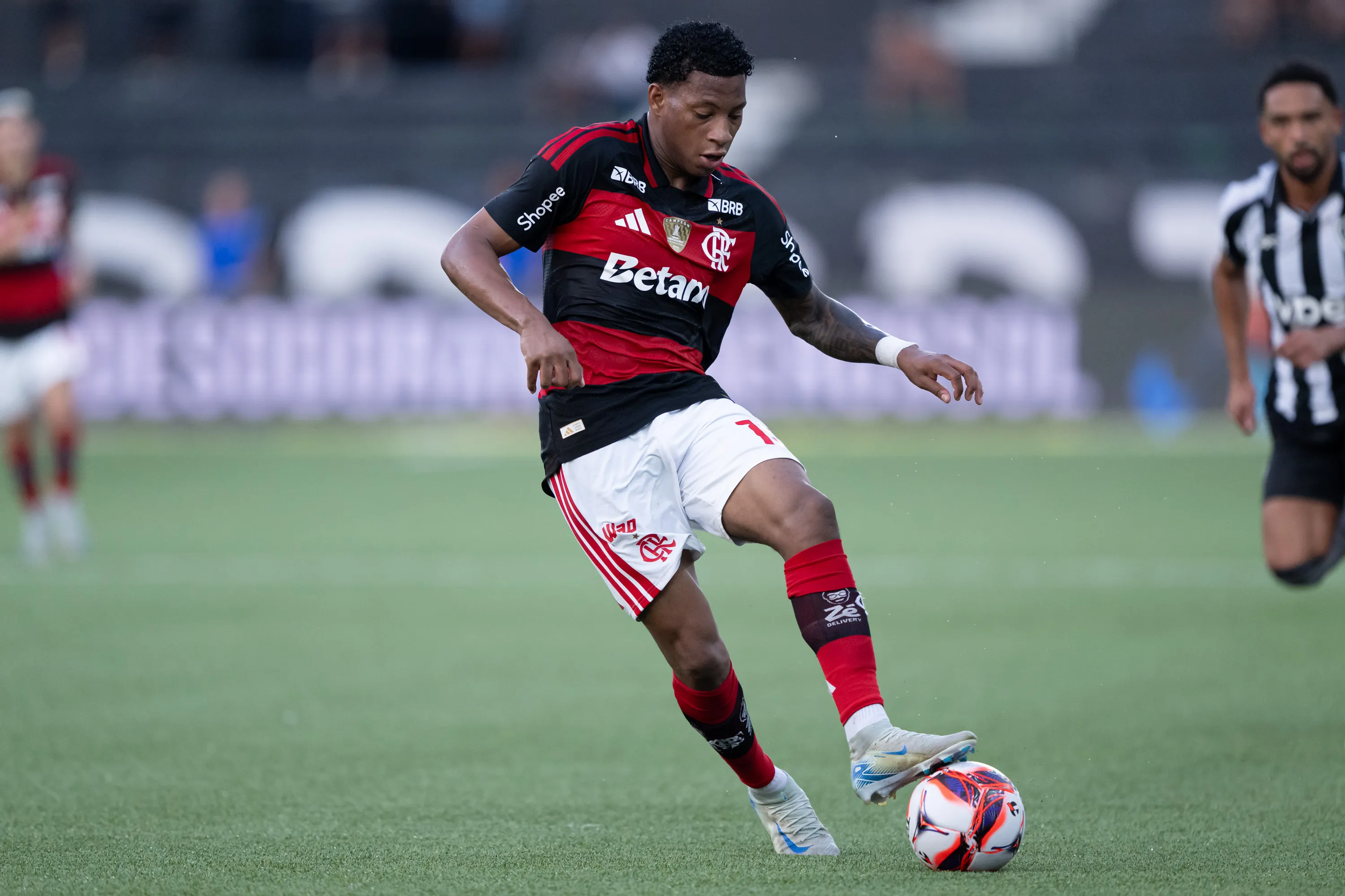 Plata jogador do Flamengo durante partida contra o Botafogo no estadio Engenhao pelo campeonato Carioca 2026. Foto: Jorge Rodrigues/AGIF
