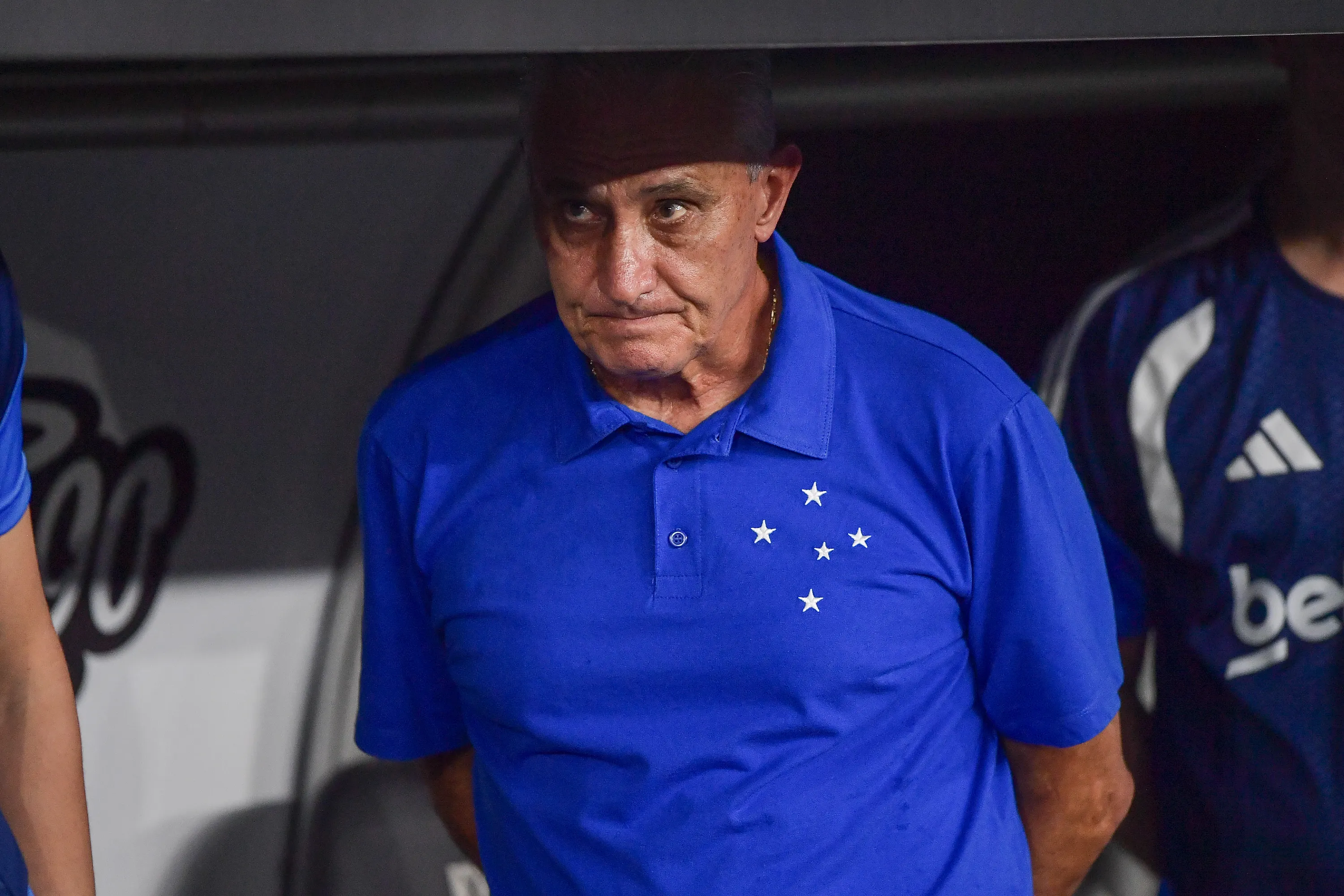 Tite, técnico do Cruzeiro, durante partida contra o Botafogo pelo campeonato Brasileiro A 2026. Foto: Thiago Ribeiro/AGIF