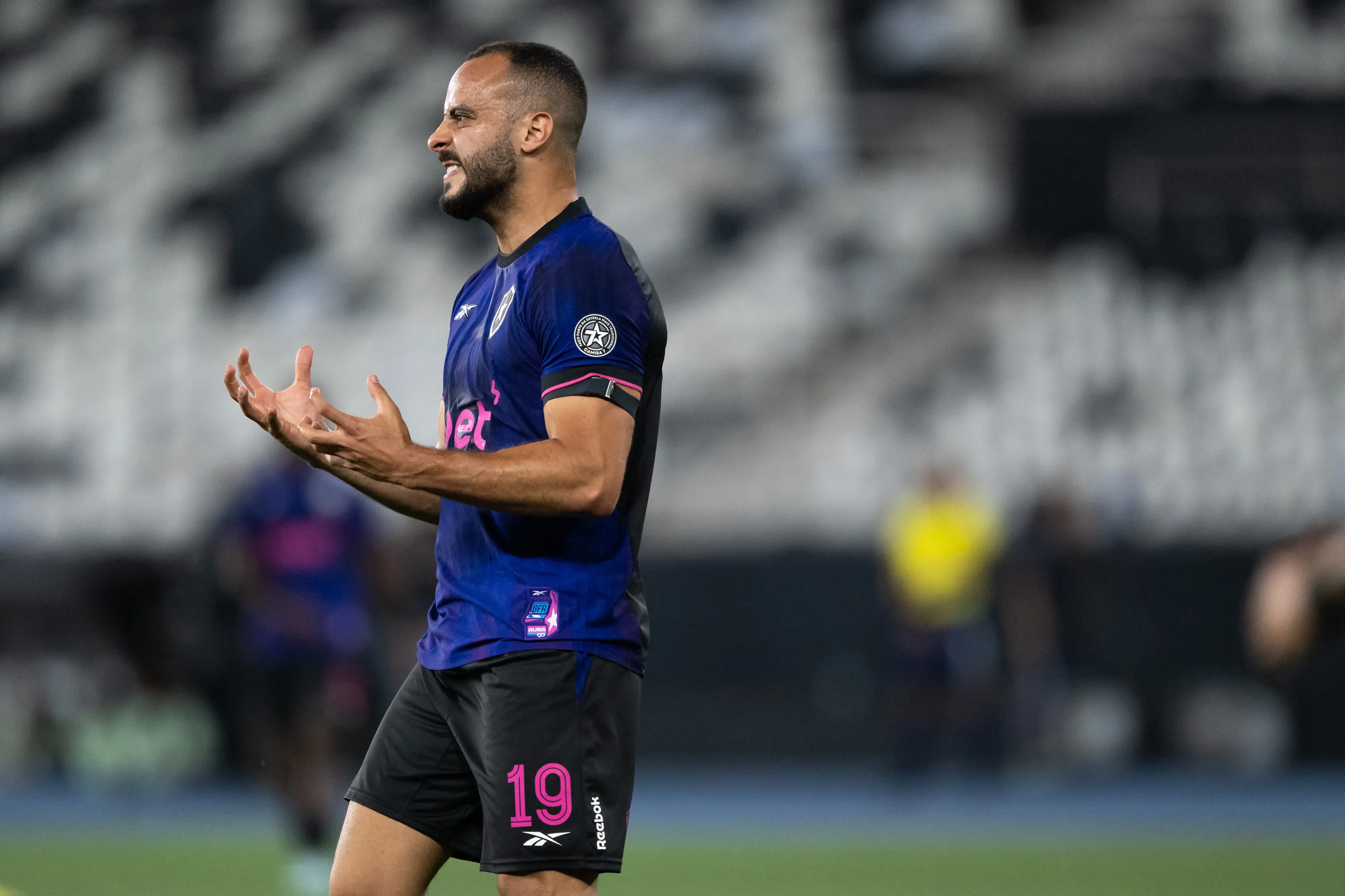 Arthur Cabral, jogador do Botafogo, lamenta durante partida contra o Bangu – Foto: Jorge Rodrigues/AGIF