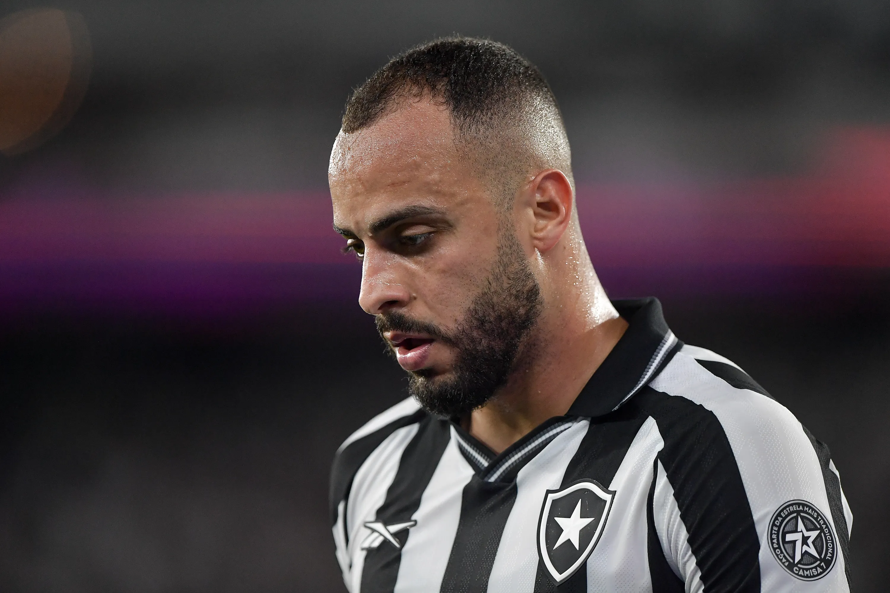 Mesmo com problema de Arthur Cabral, Glorioso não contratará outro centroavante – Foto: Thiago Ribeiro/AGIF.