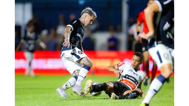 Diego Hernandez jogador do Remo durante partida contra o Athletic Club no estadio Baenao pelo campeonato Brasileiro B 2025. Foto: Fernando Torres/AGIF
